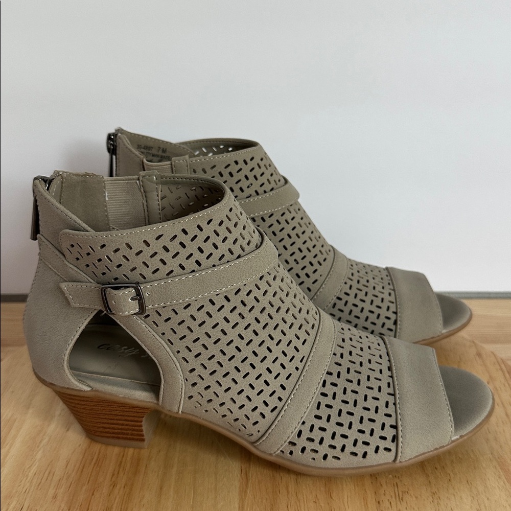 Easy Street Carrigan Womens Slip-On Booties